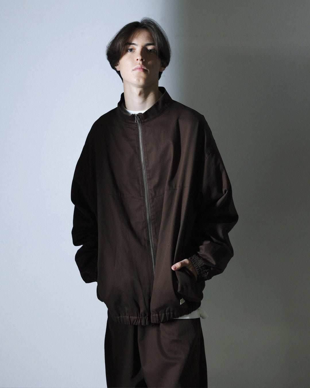 ORGANIC COTTON TWILL TRACK JACKET / BROWN