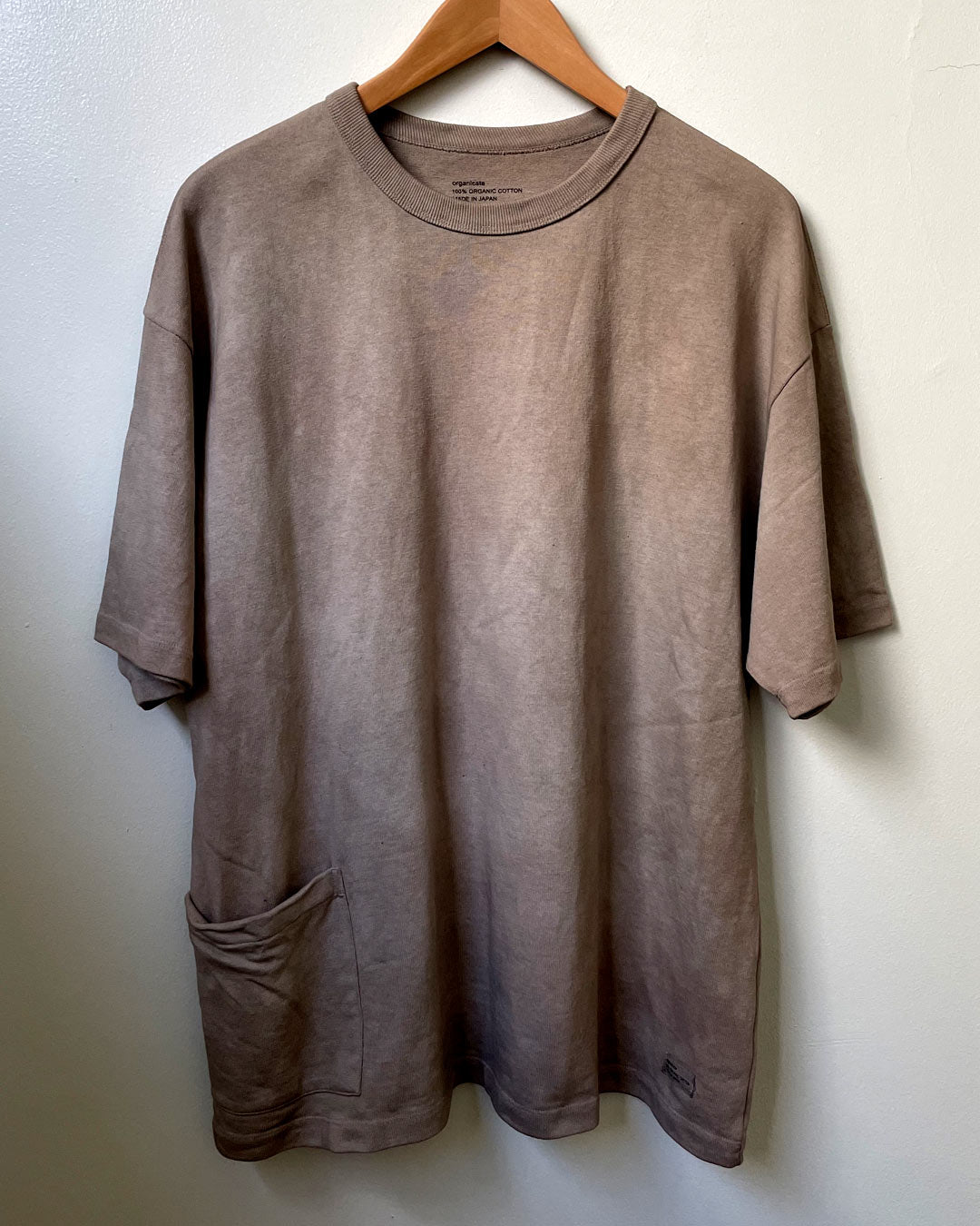 ORGANIC COTTON POCKET TEE 草木染め/琵琶の葉 – organicsta